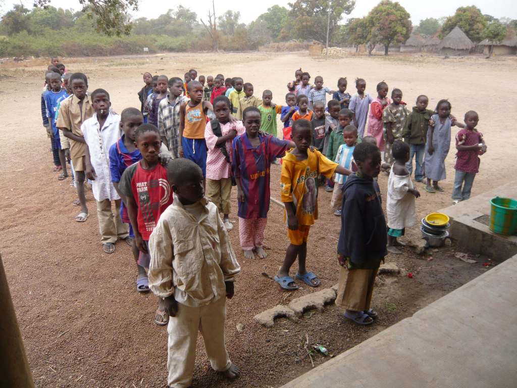 les eleves rentrent à l'ecole