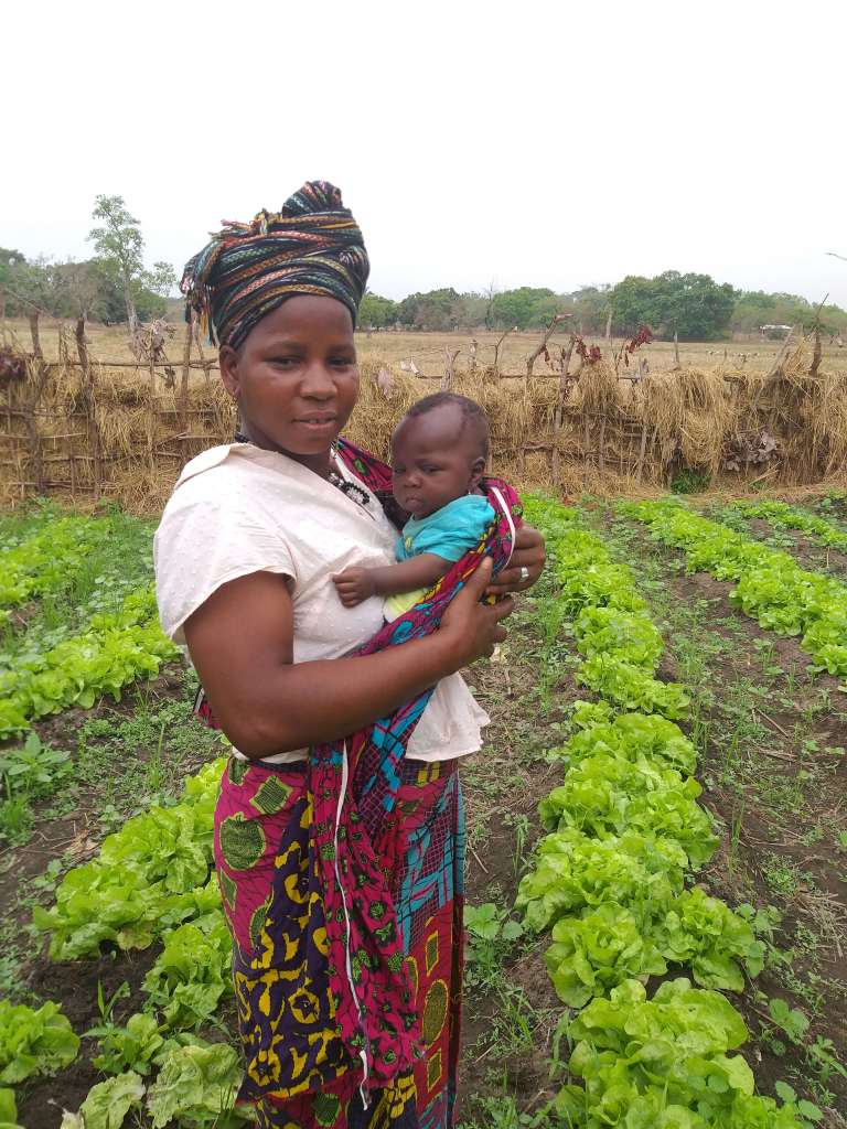 bebe et maman au maraichage