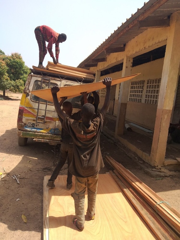 Des ouvriers en train de rénover l'école de tinterba