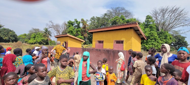 Visite des latrines du poste de santé