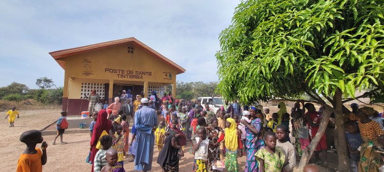 Remise des médicaments et pansements au poste de santé